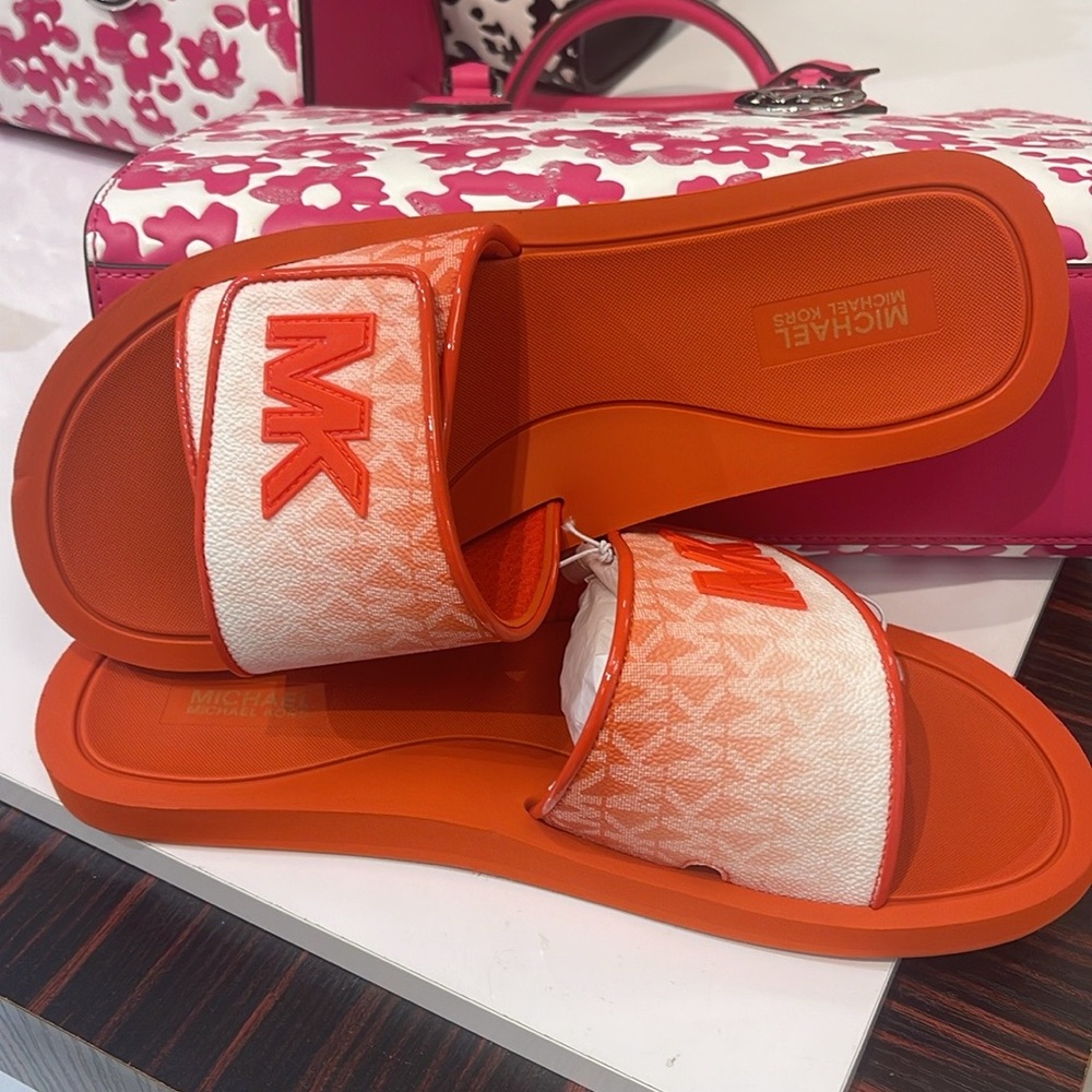 Michael Kors Slide Logo Sandals Palmer Ombré Signature
Red Clay 
NWT - Picture 6 of 16